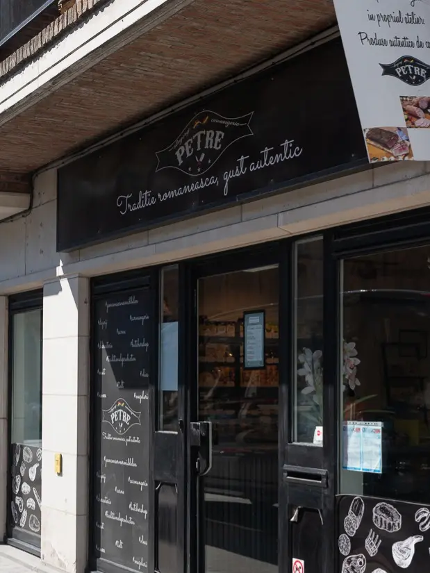 Vitrina magazinului Carmangeria Petre